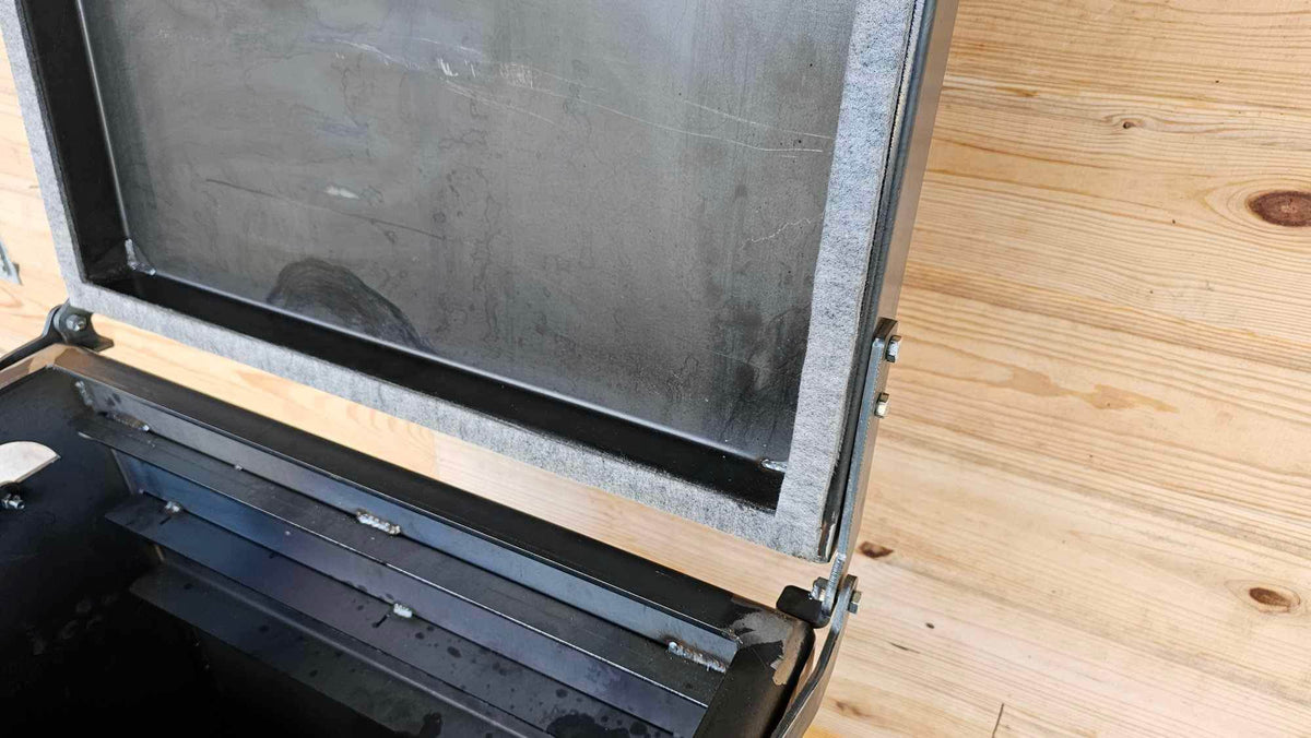 image of the top view of a smokeslinger smoker with the lid open showing the gray gasket on the lid