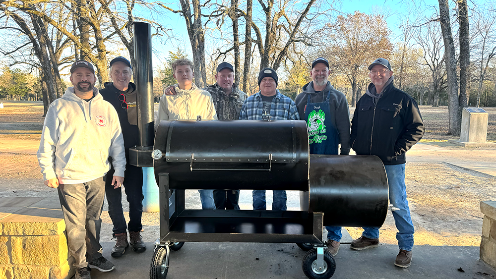 The Liberty94 Offset Smoker with a group of happy Smokeslinger Customers gathered behind it